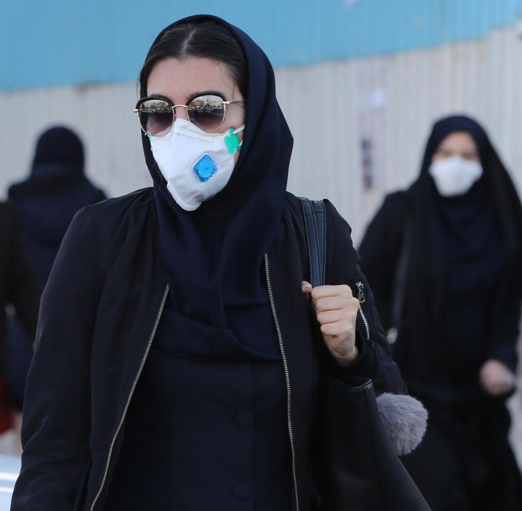 Auf einer Straße in Teheran: Der Mundschutz soll eine Ansteckung mit dem Coronavirus verhindern