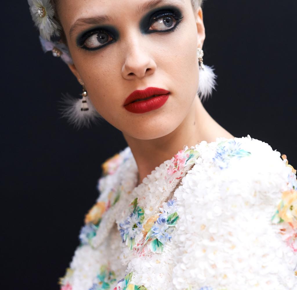 Chanel Haute Couture: Blumenschmuck und Federn wie bei Karl Lagerfeld