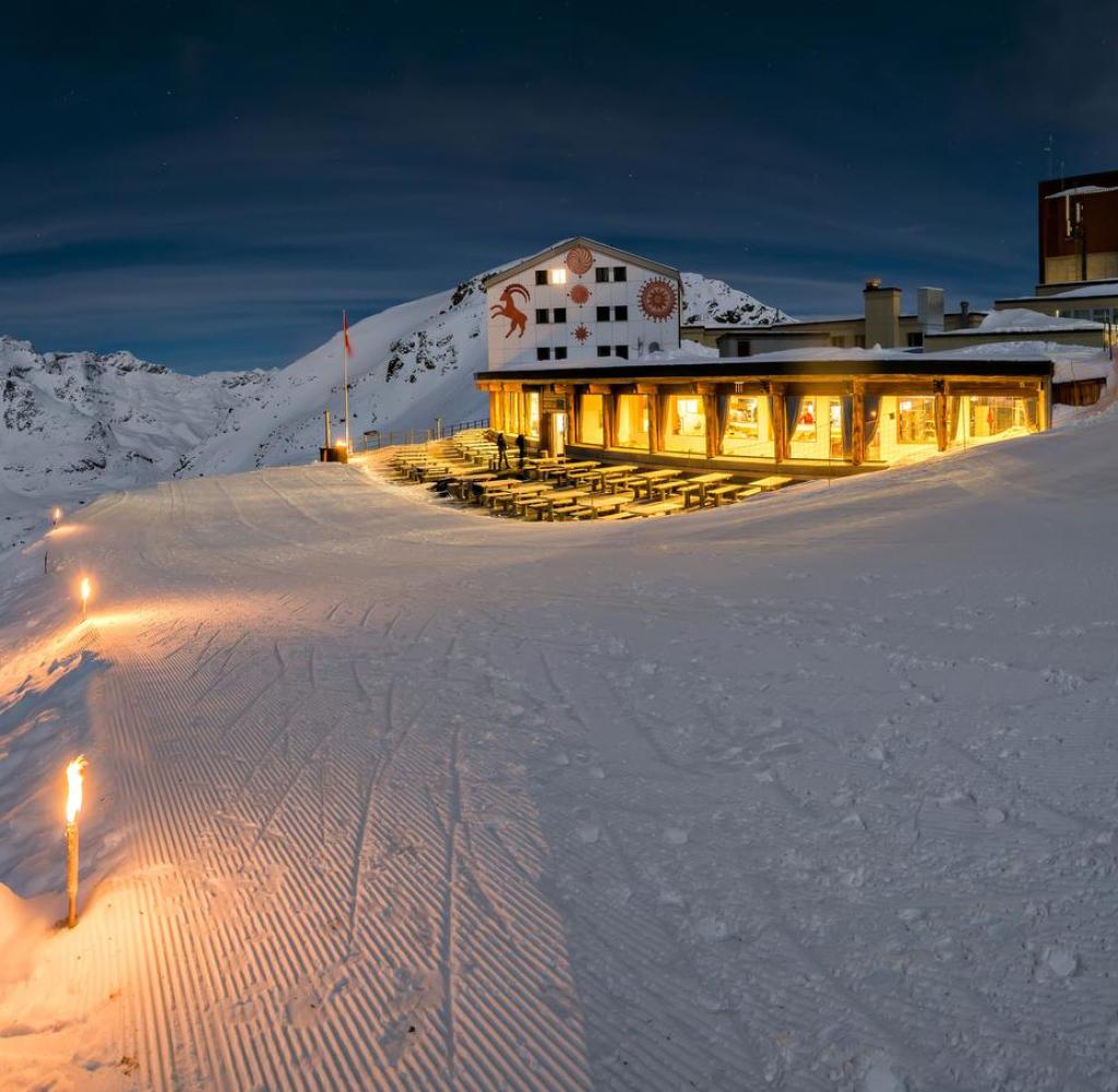 Das Berghaus "Diavolezza" im Engadin strahlt in einer Vollmondnacht