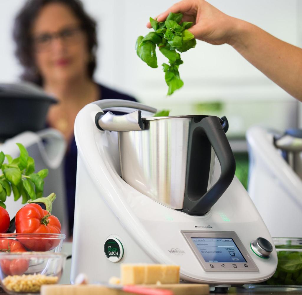 Zwei Frauen kochen mit Thermomix-Alternative