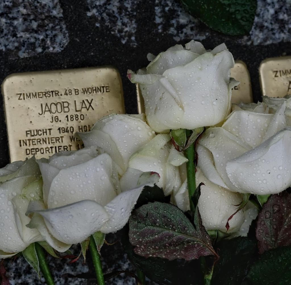 Stolpersteine vor dem Axel-Springer-Neubau erinnern an die Juden, die hier einst gewohnt hatten