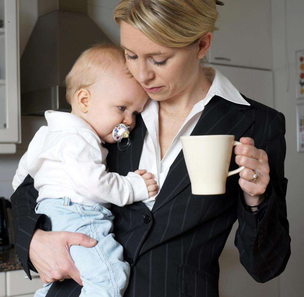 Career mother with baby having coffee in the morning./ MODEL RELEASED. Foto: ELINA SIMONEN / LEHTIKUVA +++(c) dpa - Report+++ |