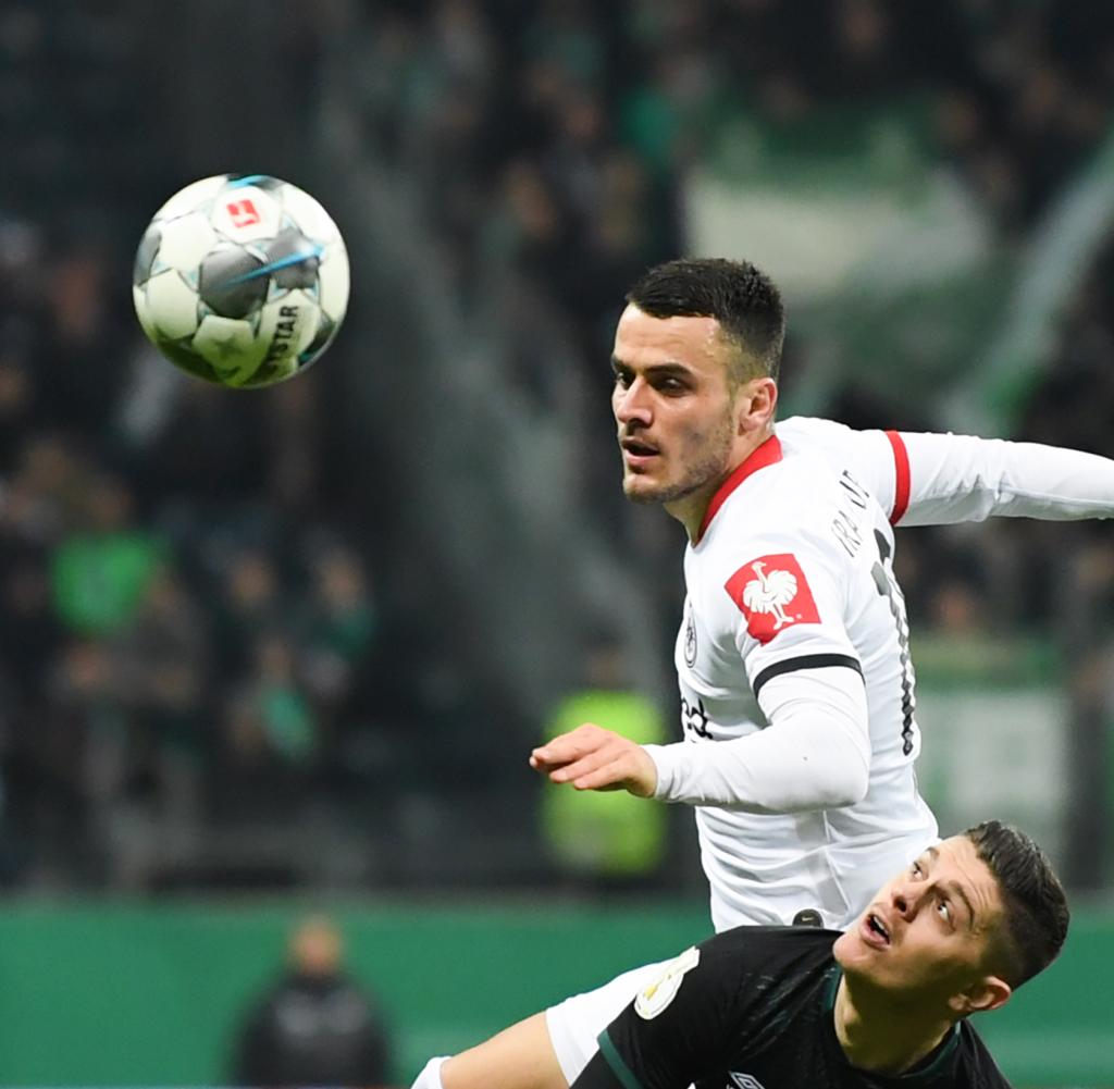 04.03.2020, Hessen, Frankfurt/M.: Fußball: DFB-Pokal, Eintracht Frankfurt - Werder Bremen, Viertelfinale in der Commerzbank-Arena. Filip Kostic (oben) von Frankfurt in Aktion gegen Milot Rashica von Bremen.(Wichtiger Hinweis: Der DFB untersagt die Verwendung von Sequenzbildern im Internet und in Online-Medien während des Spiels (einschließlich Halbzeit). Sperrfrist! Der DFB erlaubt die Publikation und Weiterverwertung der Bilder auf mobilfunkfähigen Endgeräten (insbesondere MMS) und über DVB-H und DMB erst nach Spielende.) Foto: Arne Dedert/dpa | Verwendung weltweit