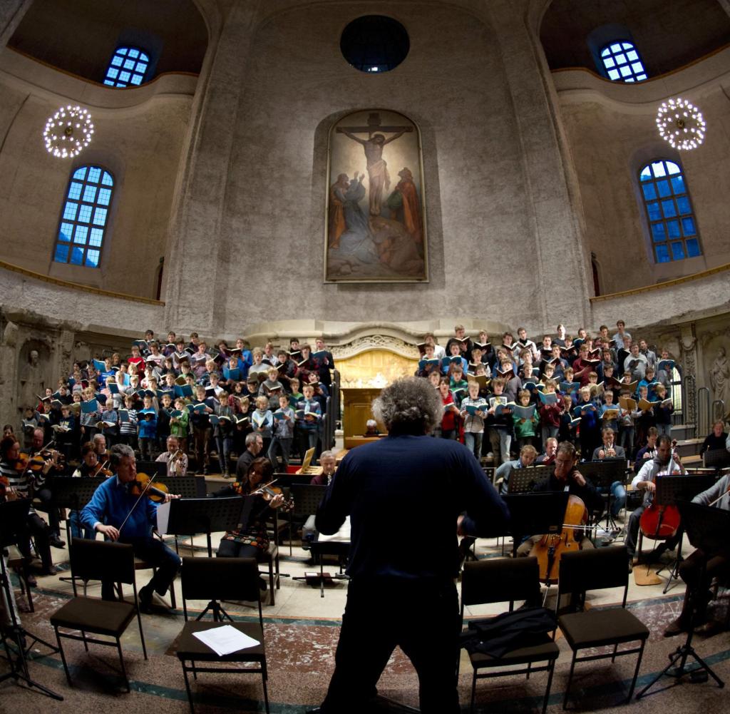 Unter der Leitung von Kreuzkantor, Roderich Kreile, proben am 14.12.2011 die Dresdner Kruzianer (Dresdner Kreuzchor) gemeinsam mit den Dresdner Philharmonikern für das Weihnachtsoratorium von Johann Sebastian Bach in der Kreuzkirche in Dresden. Foto: Arno Burgi [ Rechtehinweis: (c) dpa ]