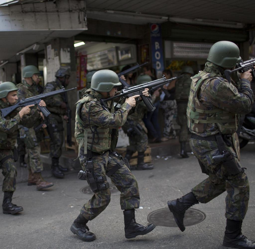 Soldaten beim Einmarsch in die Rocinha Favela