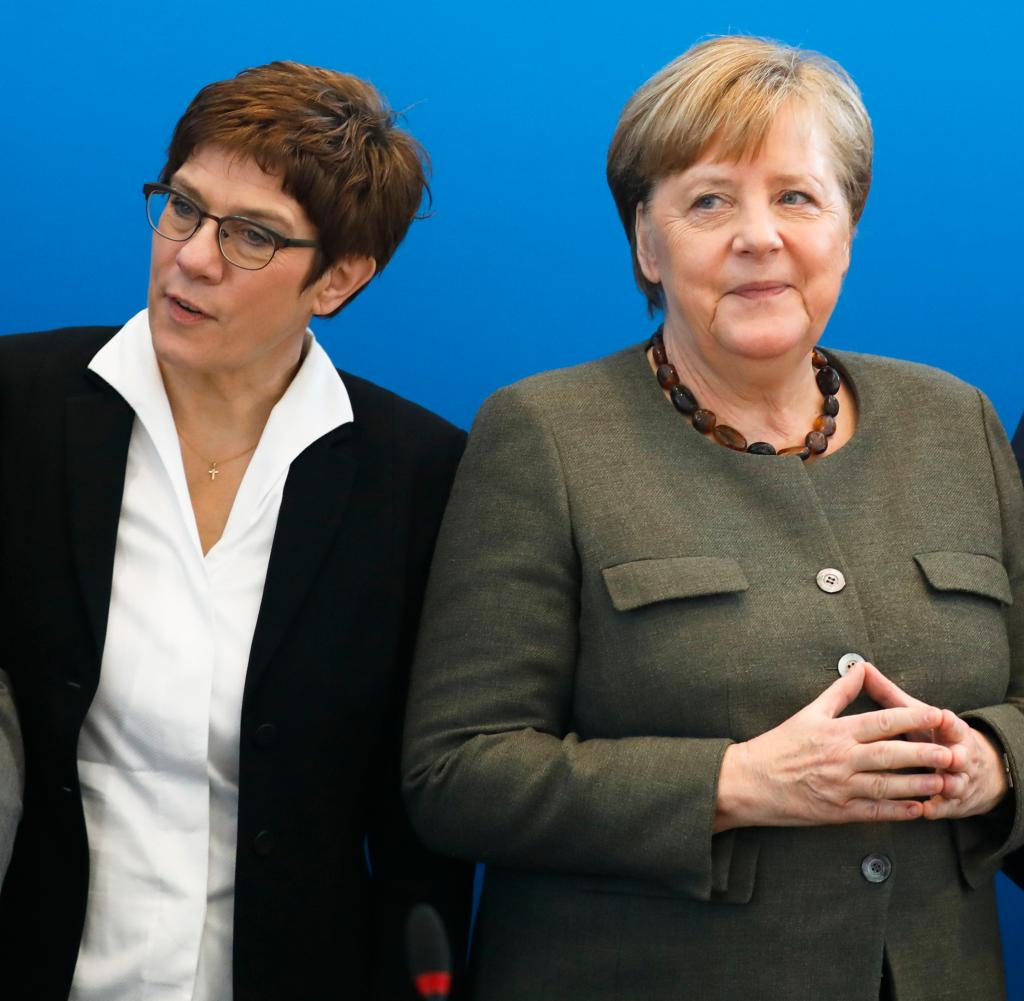 CDU-Vorsitzende Kramp-Karrenbauer, Kanzlerin Merkel, Kandidat Armin Laschet: Die Partei fällt wieder auf einen Tiefststand