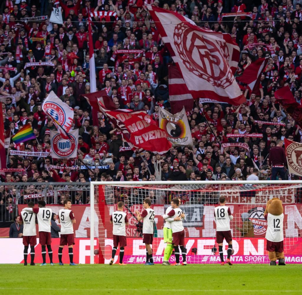 08.03.2020, Bayern, München: Fußball: Bundesliga, Bayern München - FC Augsburg, 25. Spieltag in der Allianz Arena. Die Spieler von München jubeln nach dem Spiel. Foto: Sven Hoppe/dpa - WICHTIGER HINWEIS: Gemäß den Vorgaben der DFL Deutsche Fußball Liga bzw. des DFB Deutscher Fußball-Bund ist es untersagt, in dem Stadion und/oder vom Spiel angefertigte Fotoaufnahmen in Form von Sequenzbildern und/oder videoähnlichen Fotostrecken zu verwerten bzw. verwerten zu lassen. +++ dpa-Bildfunk +++