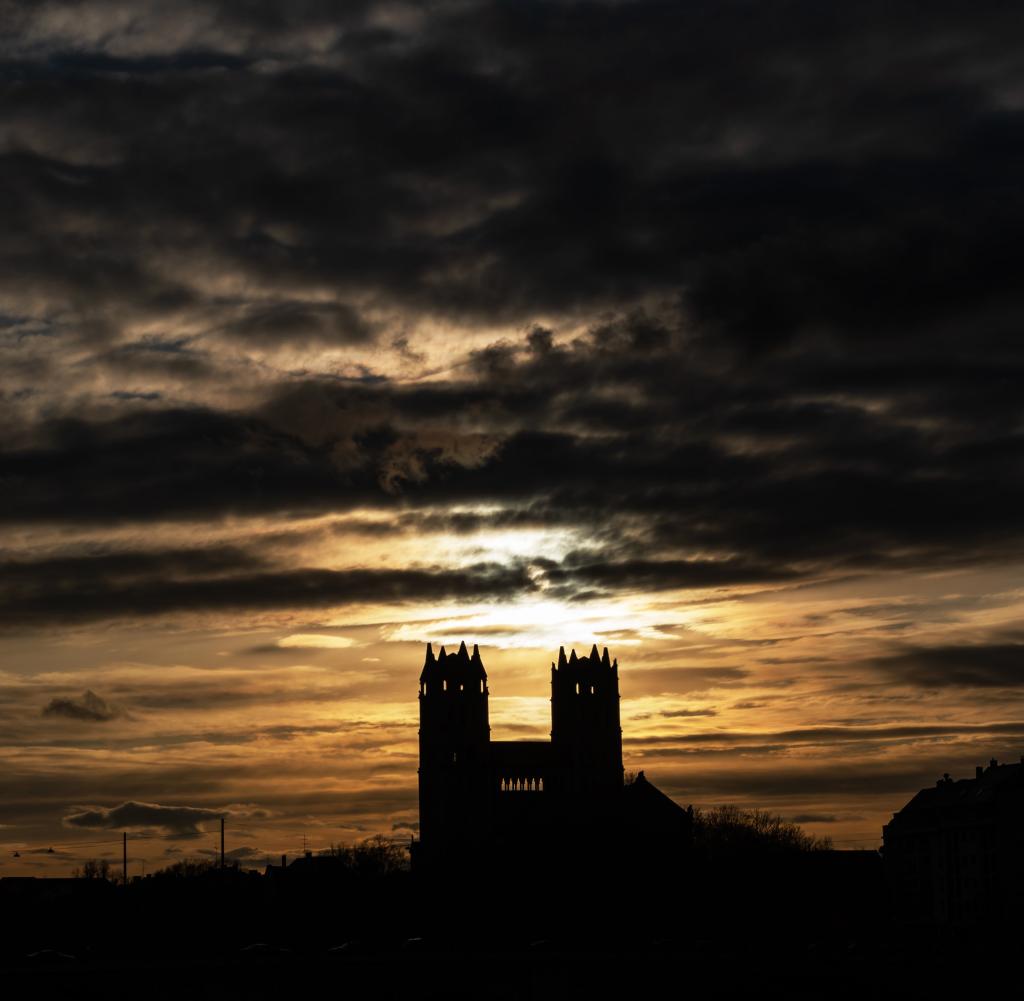 Sonnenuntergang hinter Sankt Maximilians-Kirche