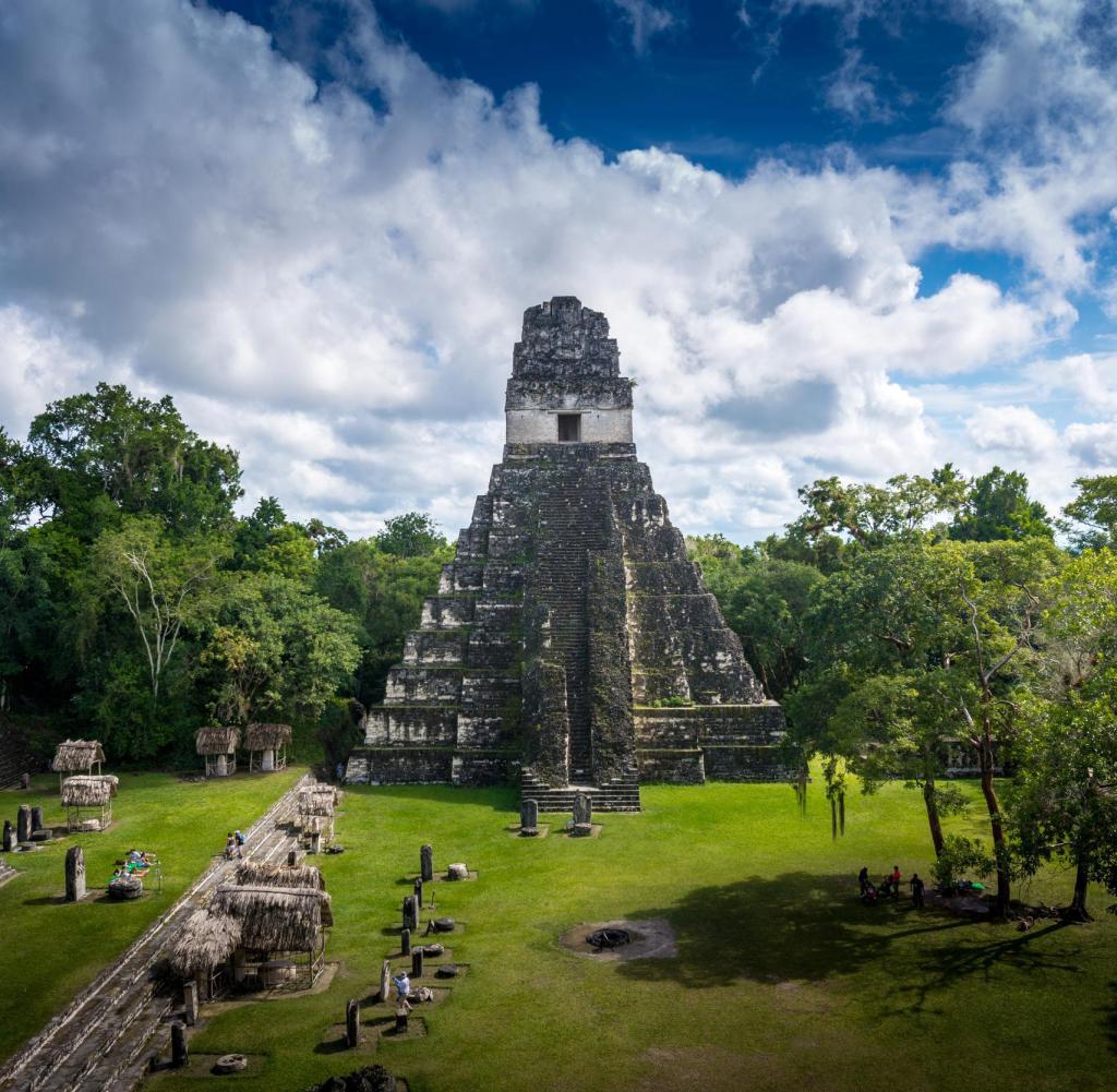 Guatemala: Der Stufentempel in der antiken Stadt Tikal ist eine der bekanntesten Pyramiden des Landes