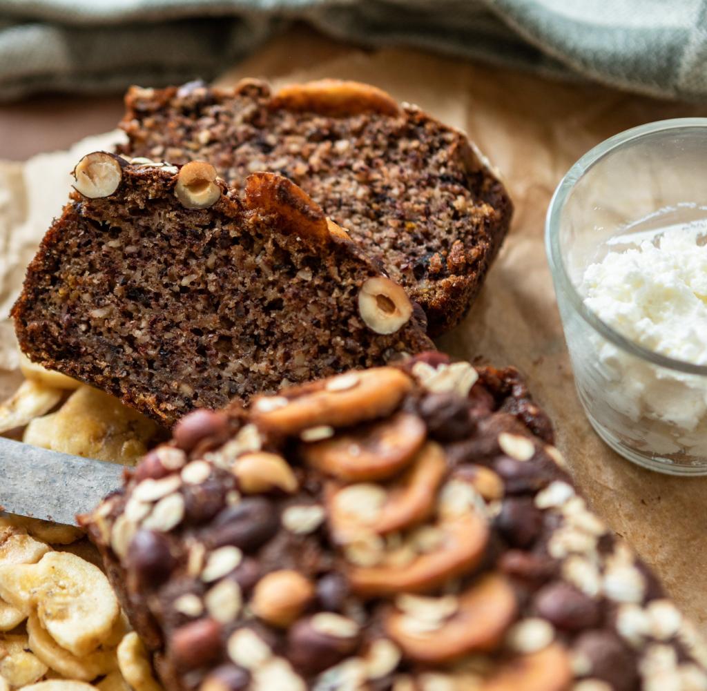 Bananenbrot mit Haselnüssen und Haferflocken