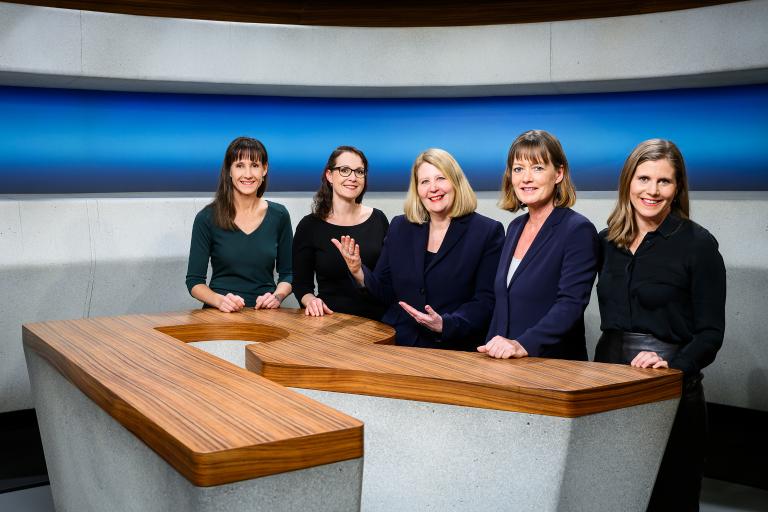 Rundschau Gruppenbild der Gebärdensprachedolmetscherinnen v.l. Barbara Bucher, Monika Beyeler, Petra Imseng, Susanne Günther-Wick und Lilian Fritz 2020