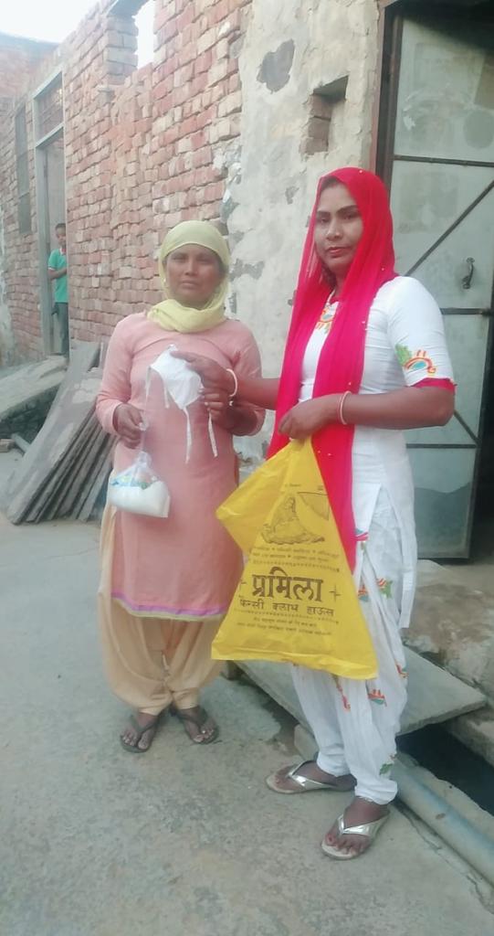 #IndiaFightsCorona 

Rekha frm Rewari is distributing essential food items like sugar & flour & helping over 40 families in her village.

Thanks 🙏🏽 to our  partners @HeroMotoCorp & @Humana_India for helping us support vulnerable communities.

 #CoronaWarriors #DishaSkills