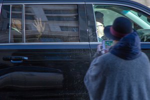 Michael Flynn and wife leaves the federal courthouse with her wife raising her hand at the window, Washington DC