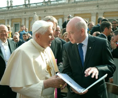 Former President of the Federation, Mr Leo Darroch, meets Pope Benedict XVI