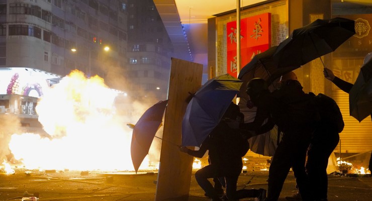 Protesters clash with police in Hong Kong, 2019 (Image: AP/Vincent Yu)