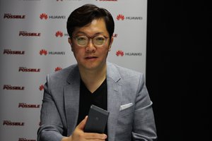 Joonsuh Kim, Head of Huawei Mobile Design Team, with the new P8 smartphone