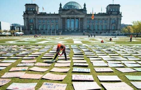 Where we would have been: Fridays for Future activists leave placards outside the Reichstag in Berlin,  ​Germany, as an alternative climate protest. Kay Nietfeld/DPA/Alamy Live News