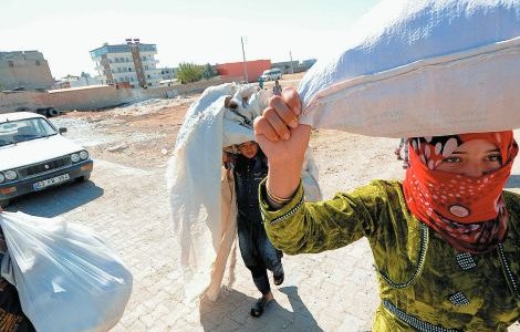 Syrian Kurds seek refuge in Turkey, after fleeing Islamic State  which for months laid siege to their hometown Kobani in 2014. Gail Orenstein/Zuma/Alamy