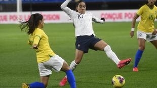 Lance do jogo entre França e Brasil pelo Torneio Internacional de Futebol feminino disputado em Valenciennes. 07/03/2020