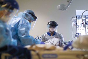 Air Force Staff Sgt. Minh Tran assists a medical team at the Los Angeles County + University of Southern California Medical Center during the Coronavirus pandemic in Los Angeles, Aug. 25, 2020. Air Force medical providers were deployed to the hospital in July as part of the Defense Department's COVID-19 response.