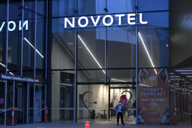 Private security overseeing hotel quarantine at Southbank's Novotel were replaced with police in the middle of the night on Wednesday.