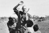 Peter Garrett with Waracuna youngsters in July 1986. 