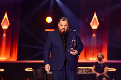 Luke Combs accepts an award.