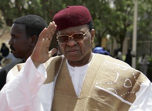 Mamadou Tandja waves upon his arrival to welcome French President Nicolas Sarkozy at Diori Hamani airport in Niamey, Niger