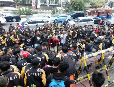 Mass meeting of striking Uber drivers in Jakarta (image via PPAS Jakarta)