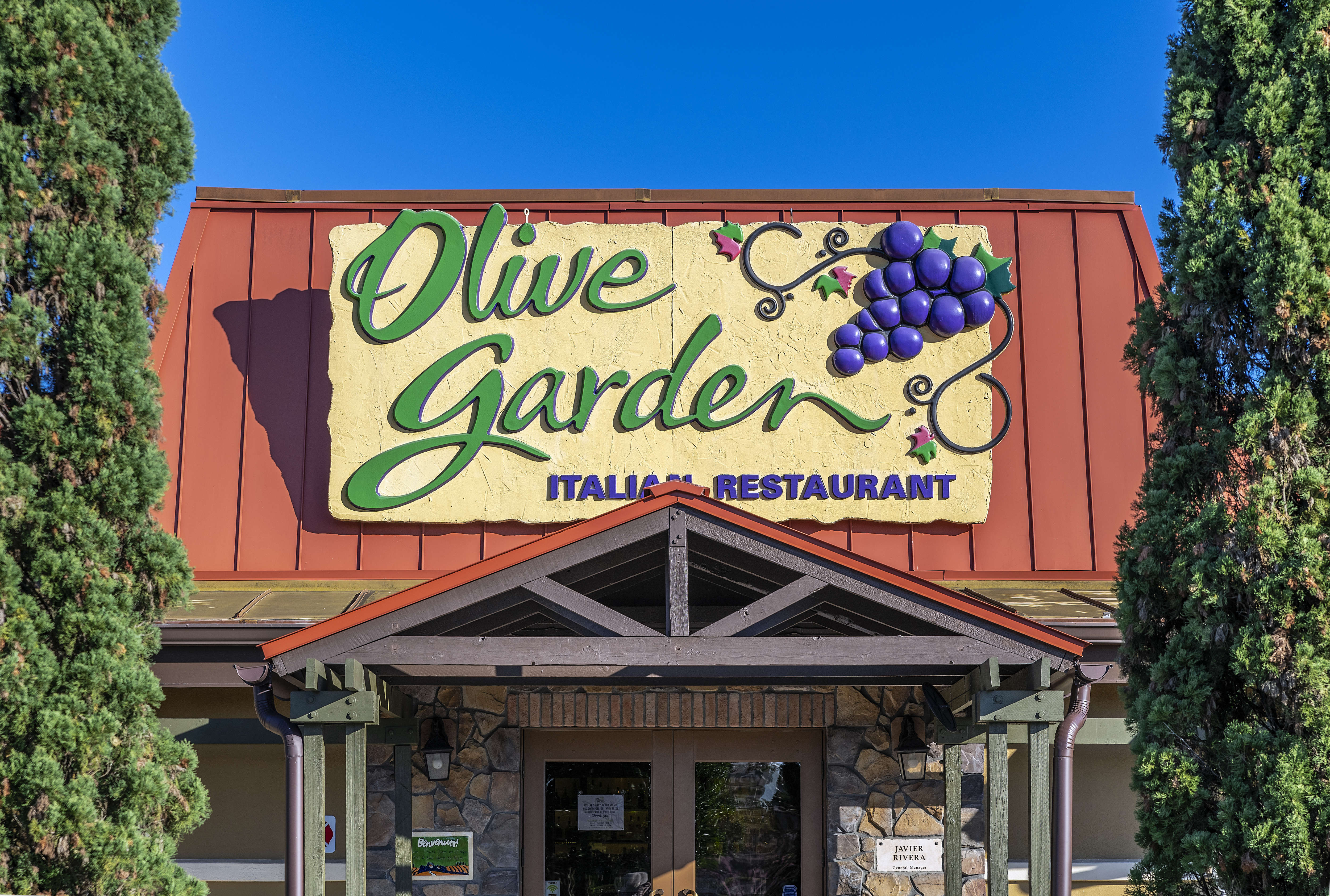 The exterior of an Olive Garden restaurant.