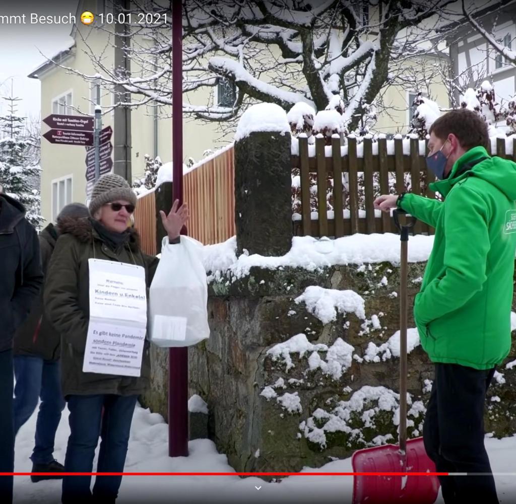 10.01.2021 der sächsische ministerpräsident michael kretschmer vor seinem privathaus mit bürgern, querdenkern, reichsbürgern https://www.youtube.com/watch?v=bYsa8XYJv0I