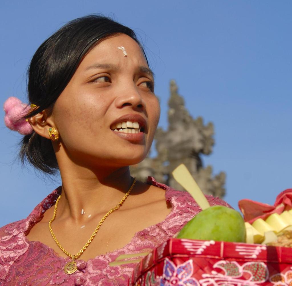 Bali: Touristen fotografieren gern Einheimische mit Opfergaben – Verständnis für die Rituale der Hindus zeigen sie aber nicht immer