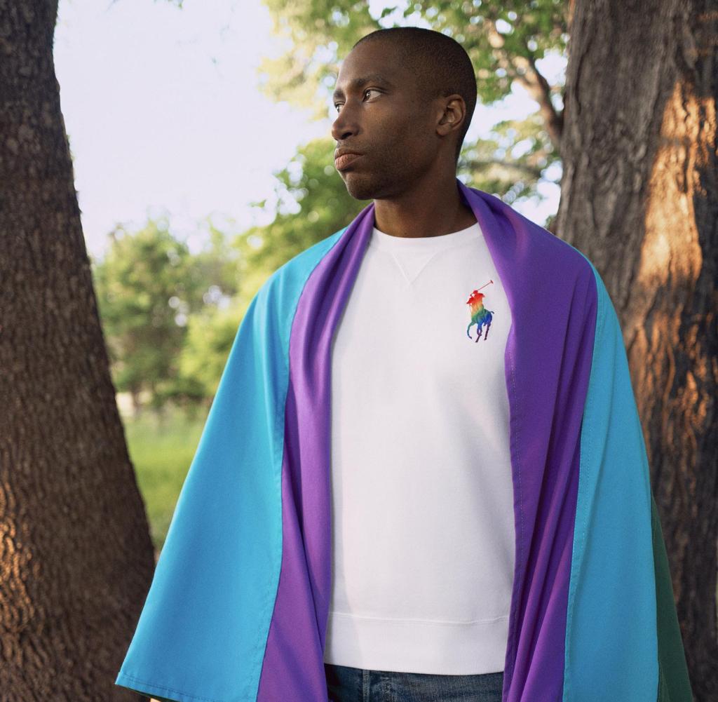 Soldat, Politiker, Aktivist: Anthony Woods in Sweatshirt mit Regenbogenpony