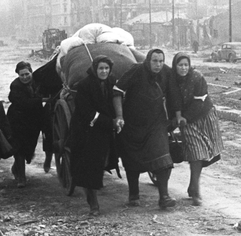 Menschen fliehen 1945 aus dem zerstörten Berlin