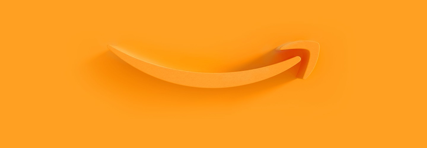 Das orangene Amazon Logo auf orangenem Hintergrund.