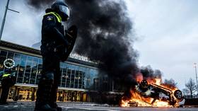 Clashes, arson & mass arrests as riot police struggle to contain anti-lockdown rage in the Netherlands (VIDEOS)