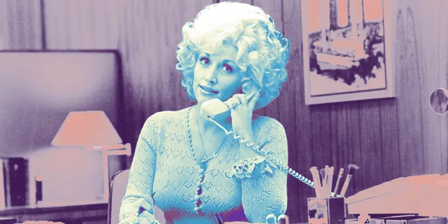 Dolly Parton answering a phone in the movie 9 to 5