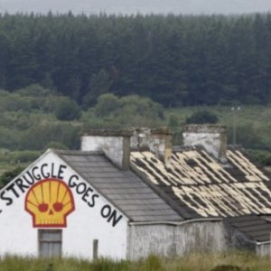 Community resistance by ‘Shell to Sea’ campaigners in Ireland, who have linked their struggle to those against Shell in Nigeria. Image by Mark Stedman/Photocall Ireland