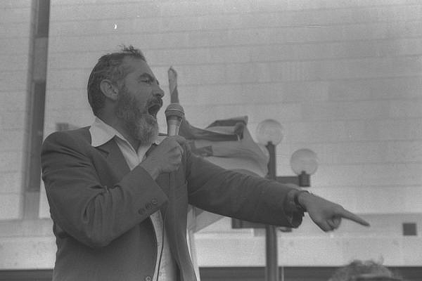 Meir Kahane addresses followers during a demonstration in Jerusalem, January 8, 1984. (Anti Harnik)