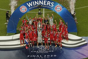 Bayern's goalkeeper Manuel Neuer lifts the trophy after the Champions League final soccer match between Paris Saint-Germain and Bayern Munich at the Luz stadium in Lisbon, Portugal, Sunday, Aug. 23, 2020.