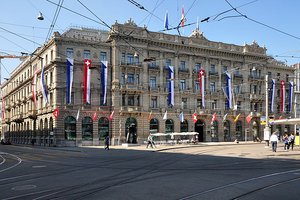 Credit Suisse   Paradeplatz 2011 08 01 16 35 48 ShiftN