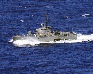 The Republic of the Philippine Jose Andrada-class patrol craft BRP Juan Magluyan (PG 392), steams in the South China Sea for bilateral training with the Essex Expeditionary Strike Group as part of the annual bilateral exercise Balikatan 2008