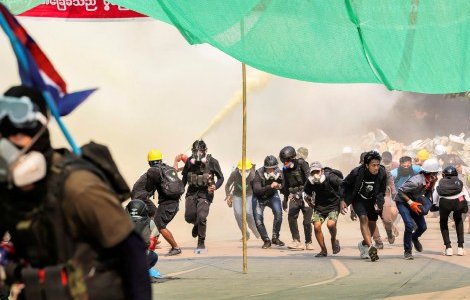 Protesters run during a crackdown on anti-coup protests at Hlaing Township in Yangon, Myanmar March 17, 2021. REUTERS/Stringer