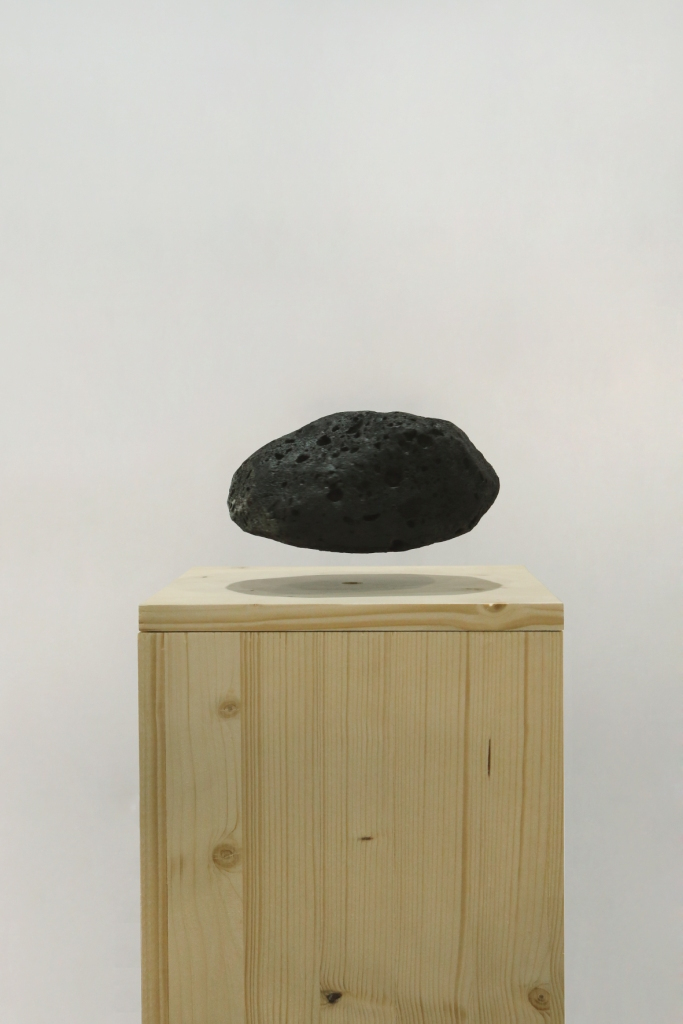 Nils Guadagnin, Hanging stone, 2014 Mousse polyuréthane, bois, électroaimant, 28 x 28 x 125 cm