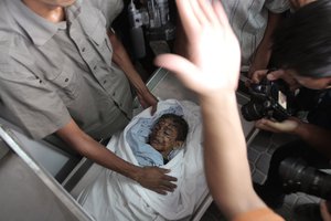 Palestinian relatives mourn during the funeral procession of six-year-old Ali al-Shwaf in Khan Younis, in the southern Gaza Strip on June 23, 2012, after he was killed during an Israeli air strike in Gaza and his father and another man were wounded in the shelling, but the Israeli military denied it was responsible.. Photo By Ahmed Deeb/wn