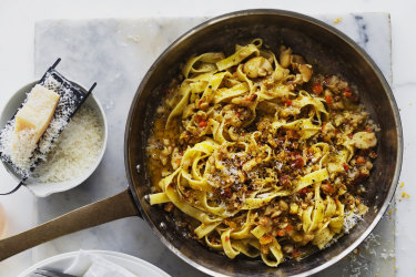 Fettuccine with dried broad beans.