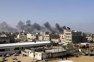 Palestinian families leave their houses in Rafah