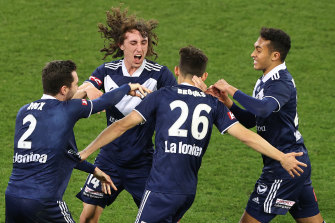 Melbourne Victory’s Lleyton Brooks (centre) scores late in a thrilling finish.