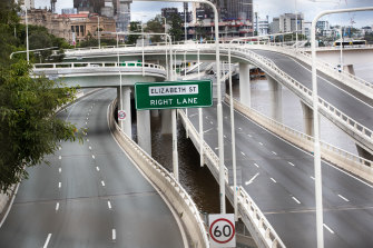 A 40-metre, 43-tonne prefabricated span of the new Neville Bonner Bridge is expected to be lifted into place, over the Riverside Expressway, in the early hours of June 19.