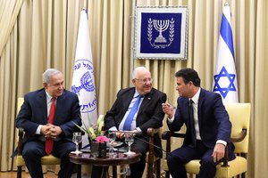 Reuven Rivlin, Benjamin Netanyahu and Yossi Cohen award certificates of excellence to 13 outstanding Mossad employees for 2017, December 2017